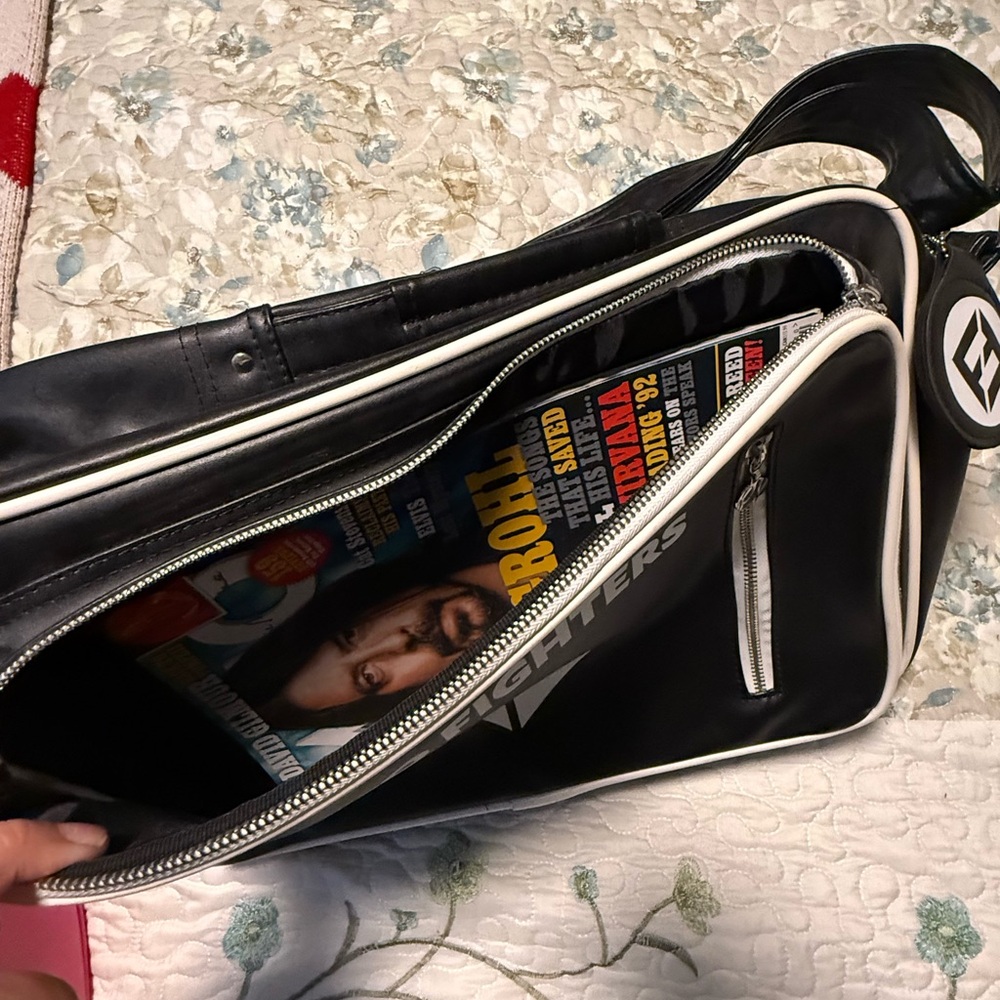 Foo Fighters Black Messenger Bag with Magazine included - Picture 4 of 9